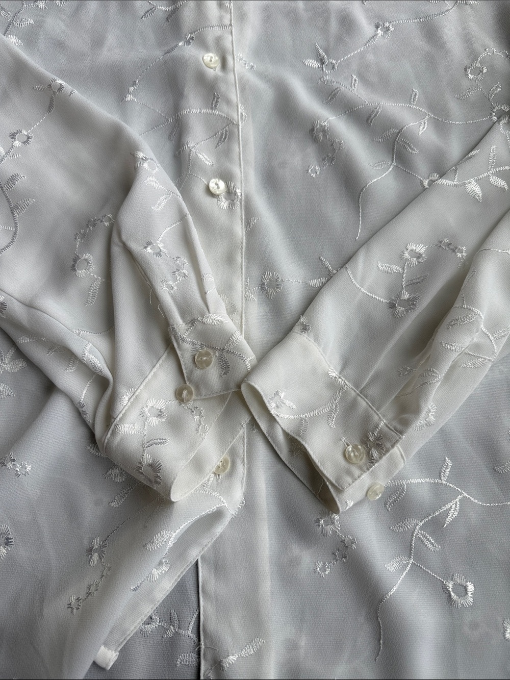 💥White Embroidered Sheer Button Front Blouse💥 - Picture 6 of 7